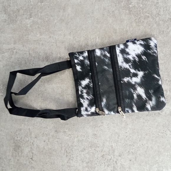 🚜🍒 Cow Print Triple Zip Crossbody Bag - Picture 1 of 5